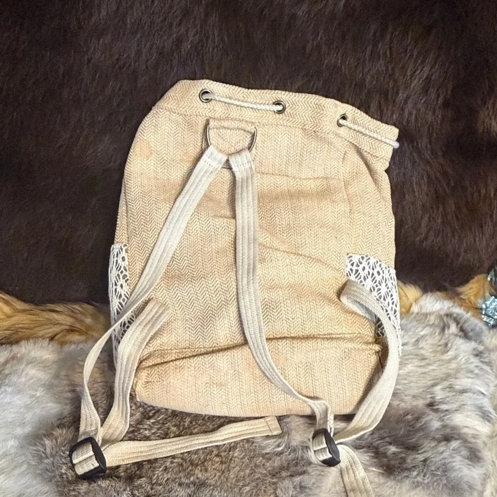 Dakine Beige Drawstring Backpack with Zipper Accents (6000)